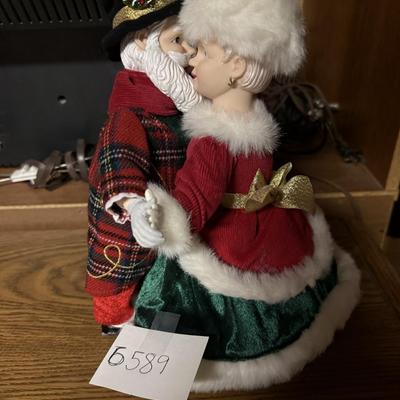 Santa & Ms Claus skating