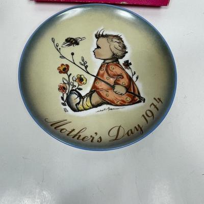 1974 Mother's Day Plate "The Bumblebee" with box