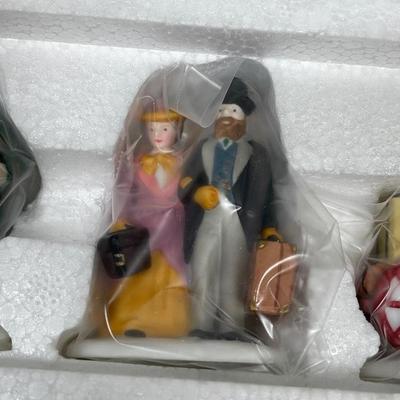 Dept 56 Heritage Village Lot of 3 people Figuriines