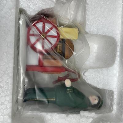 Dept 56 Heritage Village Lot of 3 people Figuriines