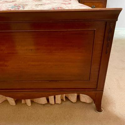 Vintage Wood Full Size Bed, ornate Headboard and Footboard