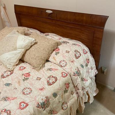 Vintage Wood Full Size Bed, ornate Headboard and Footboard