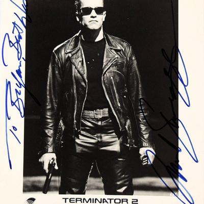 Arnold Schwarzenegger signed Terminator 2 movie photo 