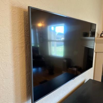 SAMSUNG 55" RU8000 SMART 4K UHD TV W/WALL MOUNT & REMOTE
