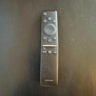 SAMSUNG 55" RU8000 SMART 4K UHD TV W/WALL MOUNT & REMOTE