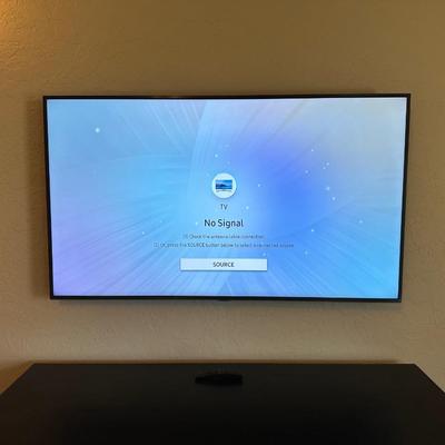 SAMSUNG 55" RU8000 SMART 4K UHD TV W/WALL MOUNT & REMOTE