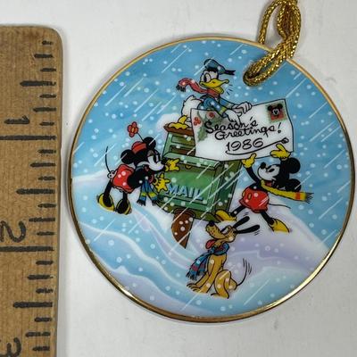Disney Parks Christmas Annual Disc Ornament Seasons Greetings Christmas 1986