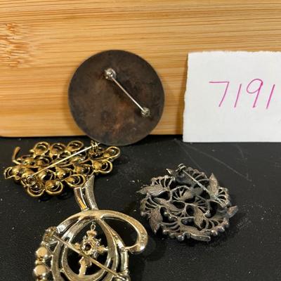 Broaches