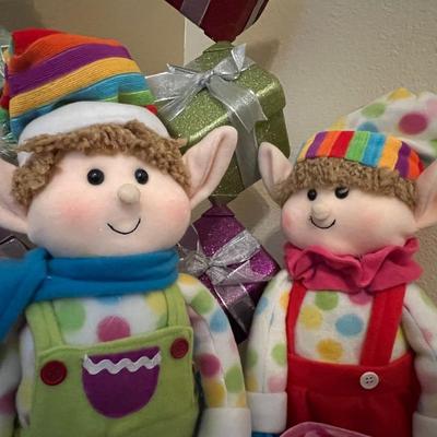 2 Elves and 2 Present Stands