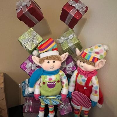 2 Elves and 2 Present Stands