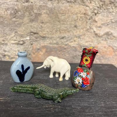 Smol things and rock (Petrified Wood)