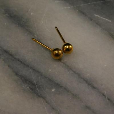 14K Gold Stud Earrings 0.6g