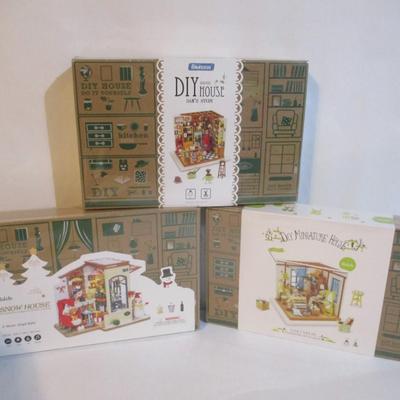 New Rolife DIY Houses Sam's Study Snow House & Lisa's Tailor