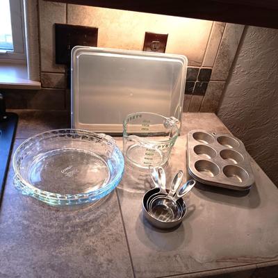 METAL BAKING PAN W/STORAGE LID, MUFFIN PANS, PIE PANS & MEASURING CUPS