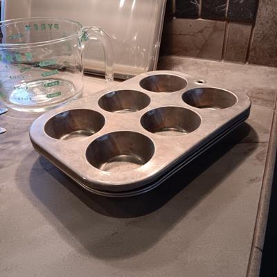 METAL BAKING PAN W/STORAGE LID, MUFFIN PANS, PIE PANS & MEASURING CUPS