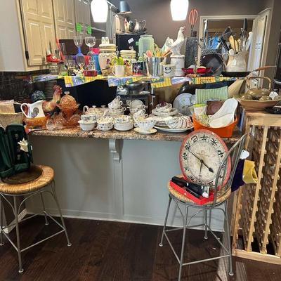 Lot 17: Kitchen Island Selection
