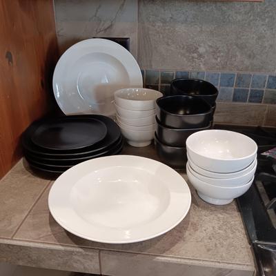 BLACK AND WHITE DINNERWARE