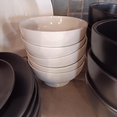 BLACK AND WHITE DINNERWARE