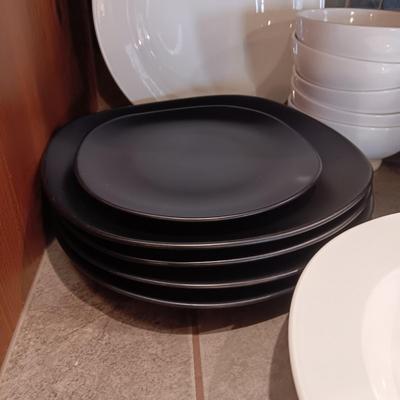 BLACK AND WHITE DINNERWARE
