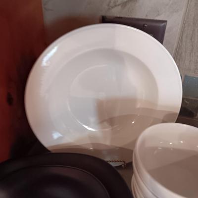 BLACK AND WHITE DINNERWARE