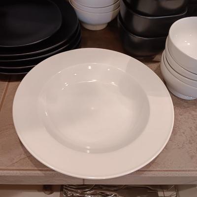 BLACK AND WHITE DINNERWARE