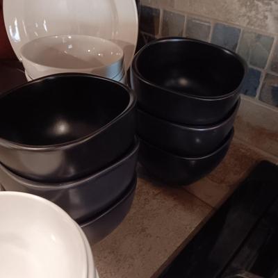 BLACK AND WHITE DINNERWARE