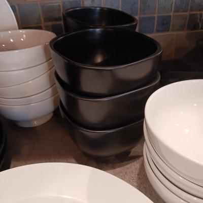 BLACK AND WHITE DINNERWARE