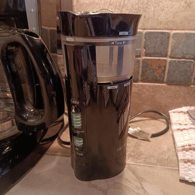 PROGRAMMABLE COFFEE MAKER, COFFEE GRINDER AND CREAM/SUGAR SET