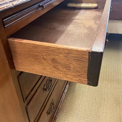 MB640 Antique Graduated Drawer Chippendale Dresser