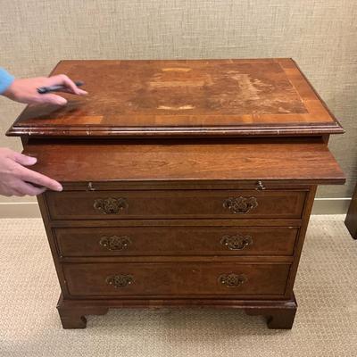 MB640 Antique Graduated Drawer Chippendale Dresser