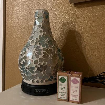 Scentsy Diffuser and 2 oils