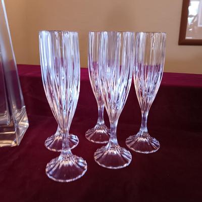 THICK GLASS VASE MOUTH BLOWN IN POLAND AND 5 CRYSTAL STEMMED GLASSES