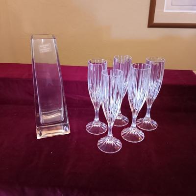 THICK GLASS VASE MOUTH BLOWN IN POLAND AND 5 CRYSTAL STEMMED GLASSES