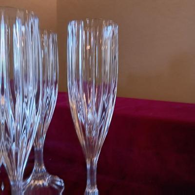 THICK GLASS VASE MOUTH BLOWN IN POLAND AND 5 CRYSTAL STEMMED GLASSES