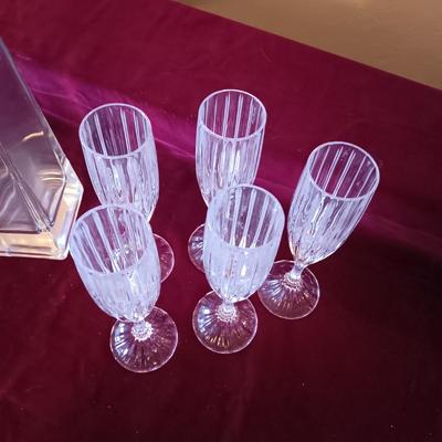 THICK GLASS VASE MOUTH BLOWN IN POLAND AND 5 CRYSTAL STEMMED GLASSES