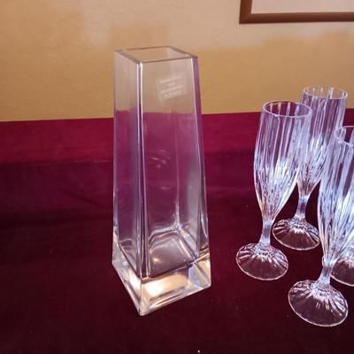 THICK GLASS VASE MOUTH BLOWN IN POLAND AND 5 CRYSTAL STEMMED GLASSES