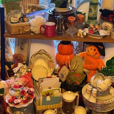Lot 19: Holiday Selection, Rug & More