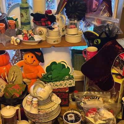 Lot 19: Holiday Selection, Rug & More
