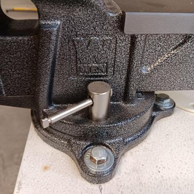 WEN 5" SWIVEL BENCH VISE