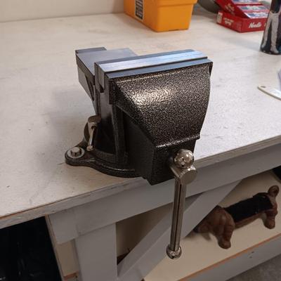 WEN 5" SWIVEL BENCH VISE