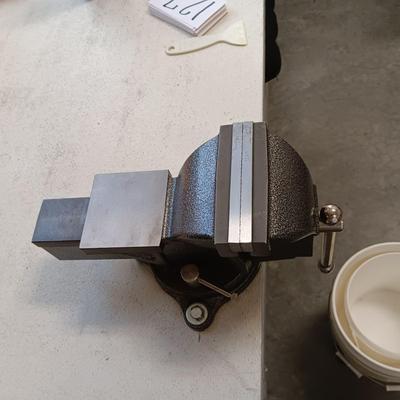 WEN 5" SWIVEL BENCH VISE