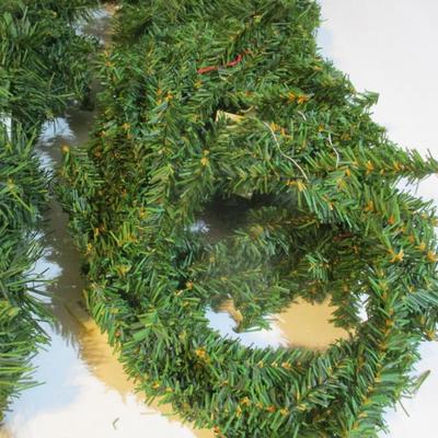 Holiday Wreaths Lot 33