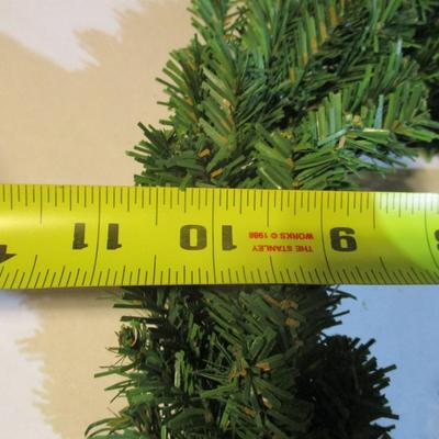 Holiday Wreaths Lot 33