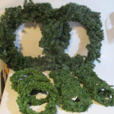 Holiday Wreaths Lot 33