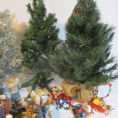 Table Top Nativity Scene & Tree Decorations Lot 37
