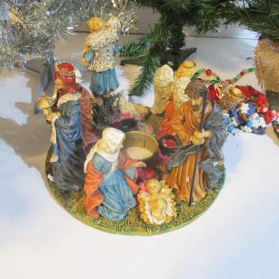 Table Top Nativity Scene & Tree Decorations Lot 37