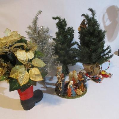 Table Top Nativity Scene & Tree Decorations Lot 37