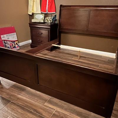Q. Sleigh Bed, Dresser and 1 Night Stand