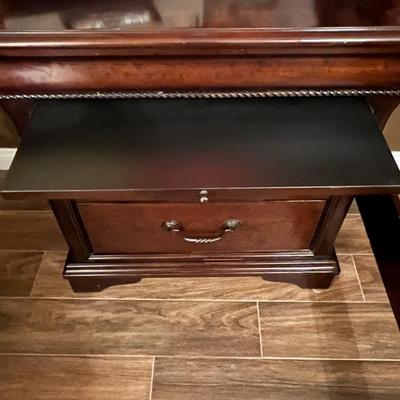 Q. Sleigh Bed, Dresser and 1 Night Stand