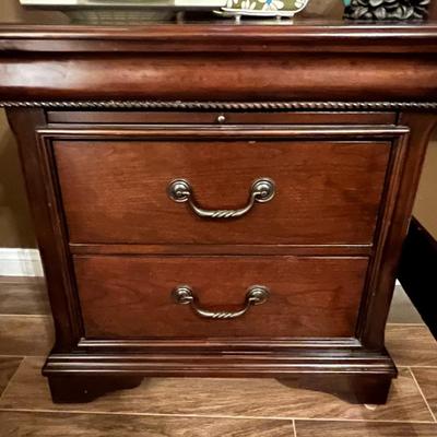 Q. Sleigh Bed, Dresser and 1 Night Stand